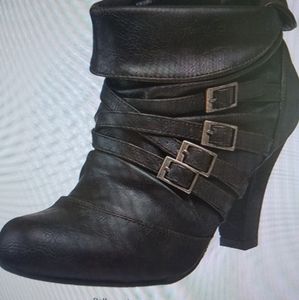 Price Drop 👀 EUC Madden Girl Singsing Wide Brown Buckle Booties